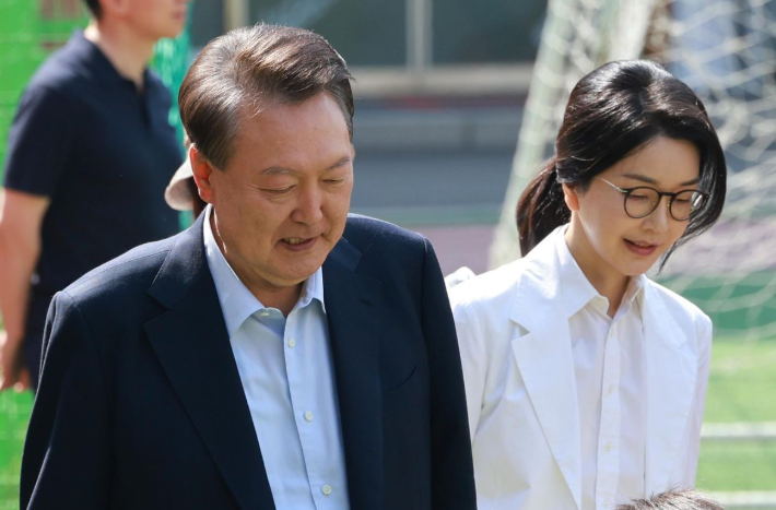 Cựu Tổng thống Yoon Suk Yeol và phu nhân Kim Keon Hee đến một điểm bỏ phiếu ở quận Seocho, Seoul, ngày 3 tháng 6 để bỏ phiếu trong cuộc bầu cử tổng thống. Quân đoàn Báo chí Liên hợp.