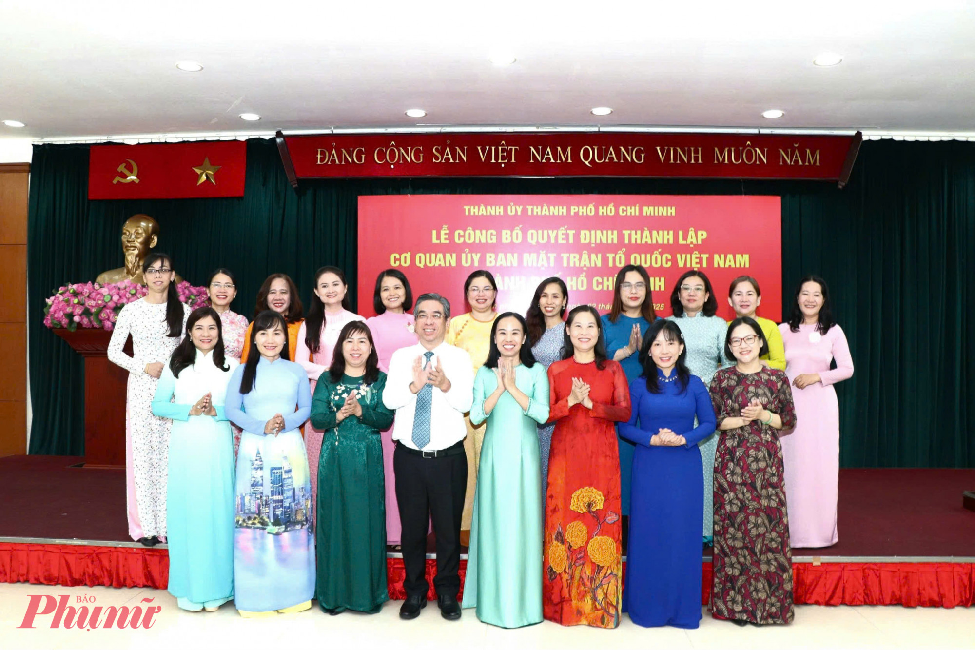 Ông Nguyễn Phước Lộc - Phó Bí thư Thành ủy, Chủ tịch Ủy ban MTTQ Việt Nam TPHCM chụp hình lưu niệm và chức mừng Hội LHPN TPHCM (mới)