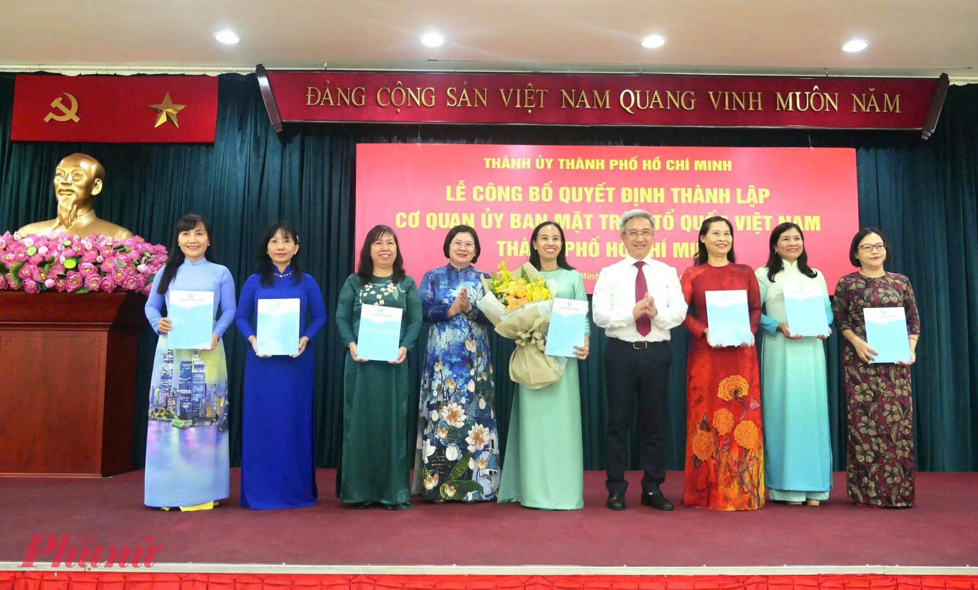 Ông Đặng Minh Thông - Phó bí thư Thành ủy TPHCM và bà Văn Thị Bạch Tuyết - Trưởng Ban Tổ chức Thành ủy TPHCM - trao quyết định cho Chủ tịch và các Phó Chủ tịch Hội LHPN TPHCM