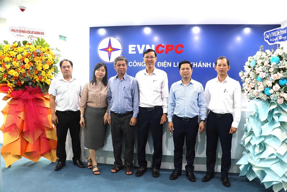 Ông Nguyễn Hải Đức - Tổng giám đốc Công ty cổ phần Điện lực Khánh Hòa (áo trắng, thứ 3 từ phải sang) chúc mừng ông Đỗ Nguyên Hưng - Giám đốc Công ty Điện lực Khánh Hòa (áo xanh, thứ 3 từ trái sang) cùng lãnh đạo đại diện phòng ban của 2 đơn vị sáng ngày 2/7/2025 - Ảnh: PC Khánh Hòa