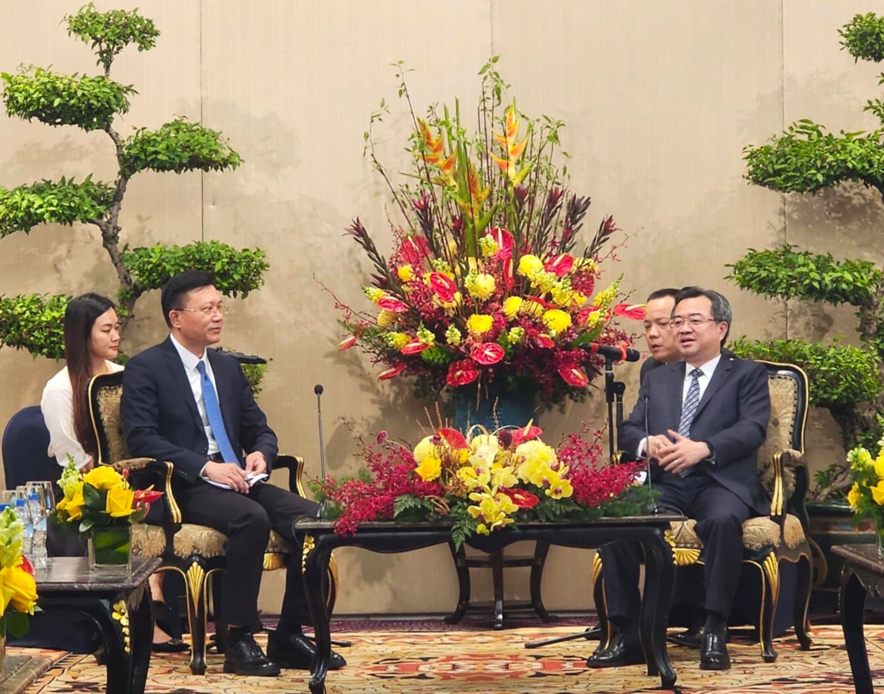 , Phó bí thư Thường trực Thành ủy TPHCM Nguyễn Thanh Nghị trao đổi cùng ông Trần Hướng Tân, Phó Bí thư Thành ủy thành phố Quảng Châu, tỉnh Quảng Đông, Trung Quốc 