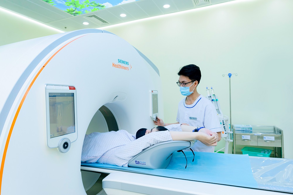 Kỹ thuật viên hỗ trợ người bệnh di chuyển vào khoang máy CT hơn 100.000 lát cắt Somatom Force VB30 giúp phát hiện các vấn đề bất thường với chỉ 1 - 2 giây quét toàn thân - Ảnh: BVĐK Tâm Anh