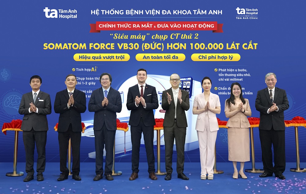 Lãnh đạo Hệ thống Bệnh viện Đa khoa Tâm Anh và các đại biểu tham gia lễ cắt băng, chính thức đưa vào sử dụng máy CT hơn 100.000 lát cắt tại Trung tâm khám chữa bệnh Tâm Anh quận 7, TPHCM - Ảnh: BVĐK Tâm Anh