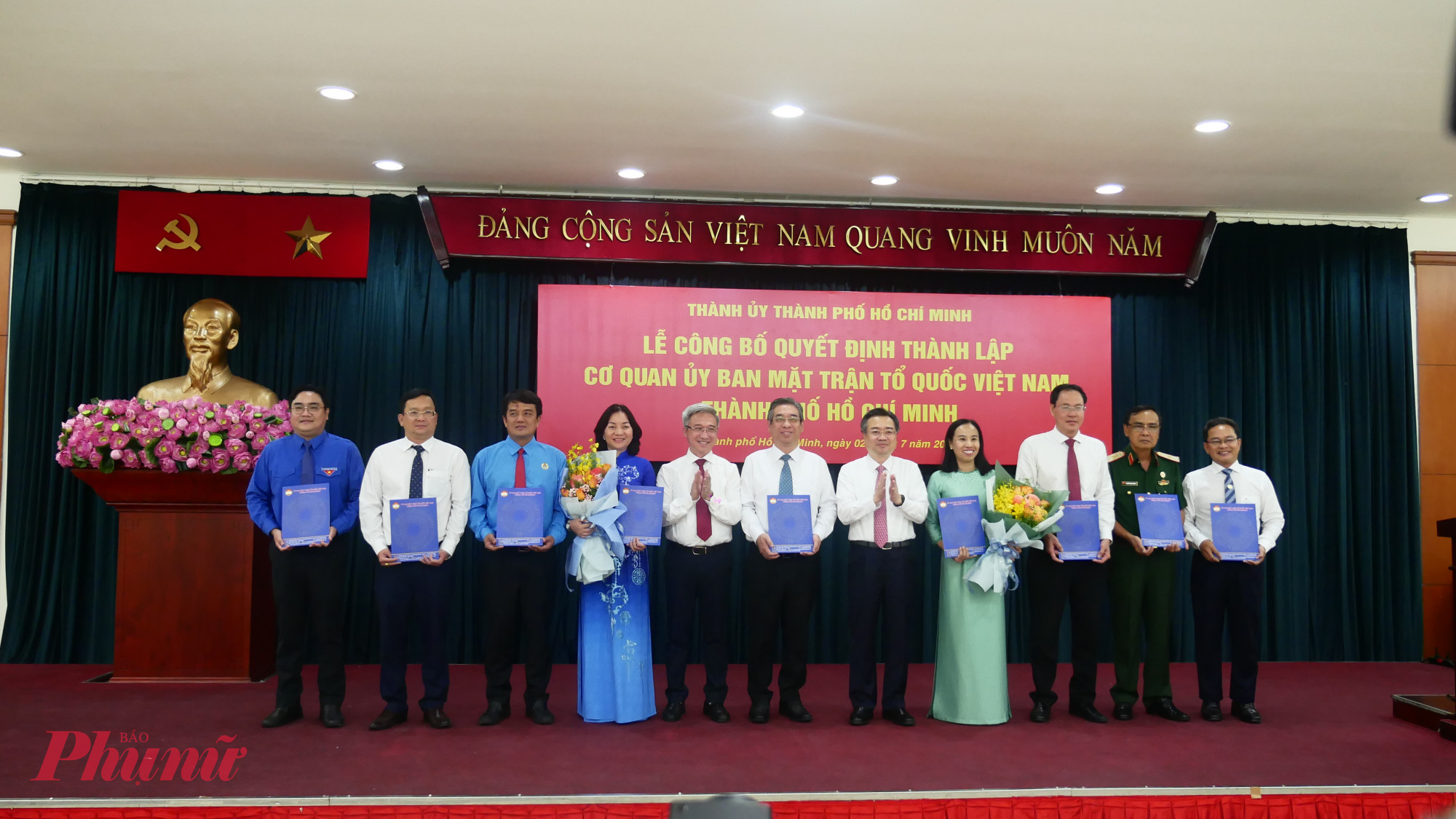 Ông Nguyễn Thanh Nghị - Phó Bí thư Thường trực Thành ủy TPHCM, Phó bí thư Thành ủy TPHCM cho ông Đặng Minh Thông- trao quyết định cho các  Ban Thường trực Ủy ban MTTQ Việt Nam TPHCM