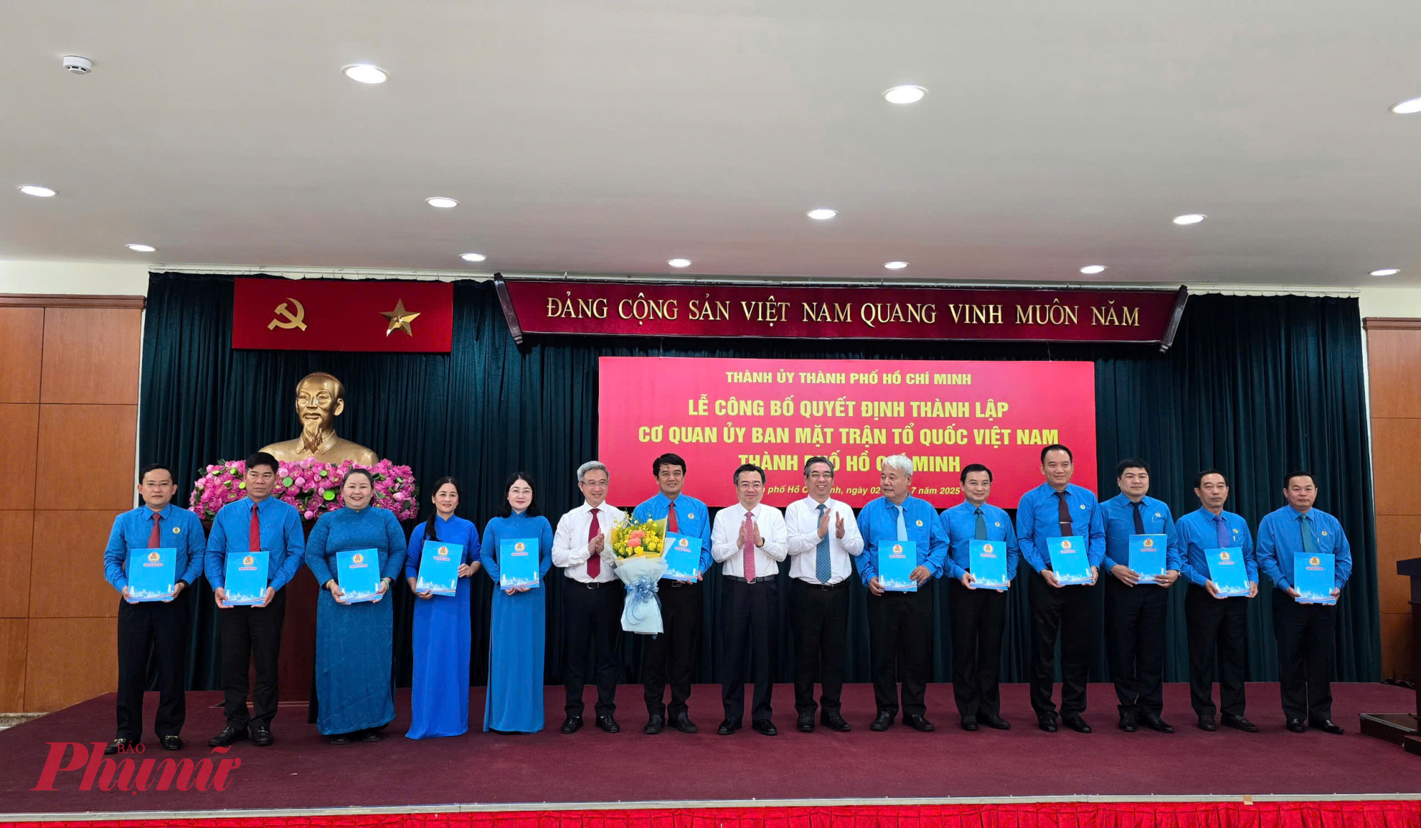 Ông Nguyễn Thanh Nghị - Phó Bí thư Thường trực Thành ủy TPHCM, Ông Nguyễn Phước Lộc - Phó Bí thư Thành ủy TPHCM, Chủ tịch Ủy ban MTTQ Việt Nam TPHCM; ; Ông Đặng Minh Thông - Phó bí thư Thành ủy TPHCM Trao quyết định cho các đồng chí Chủ tịch, Phó Chủ tịch Liên đoàn Lao động TPHCM