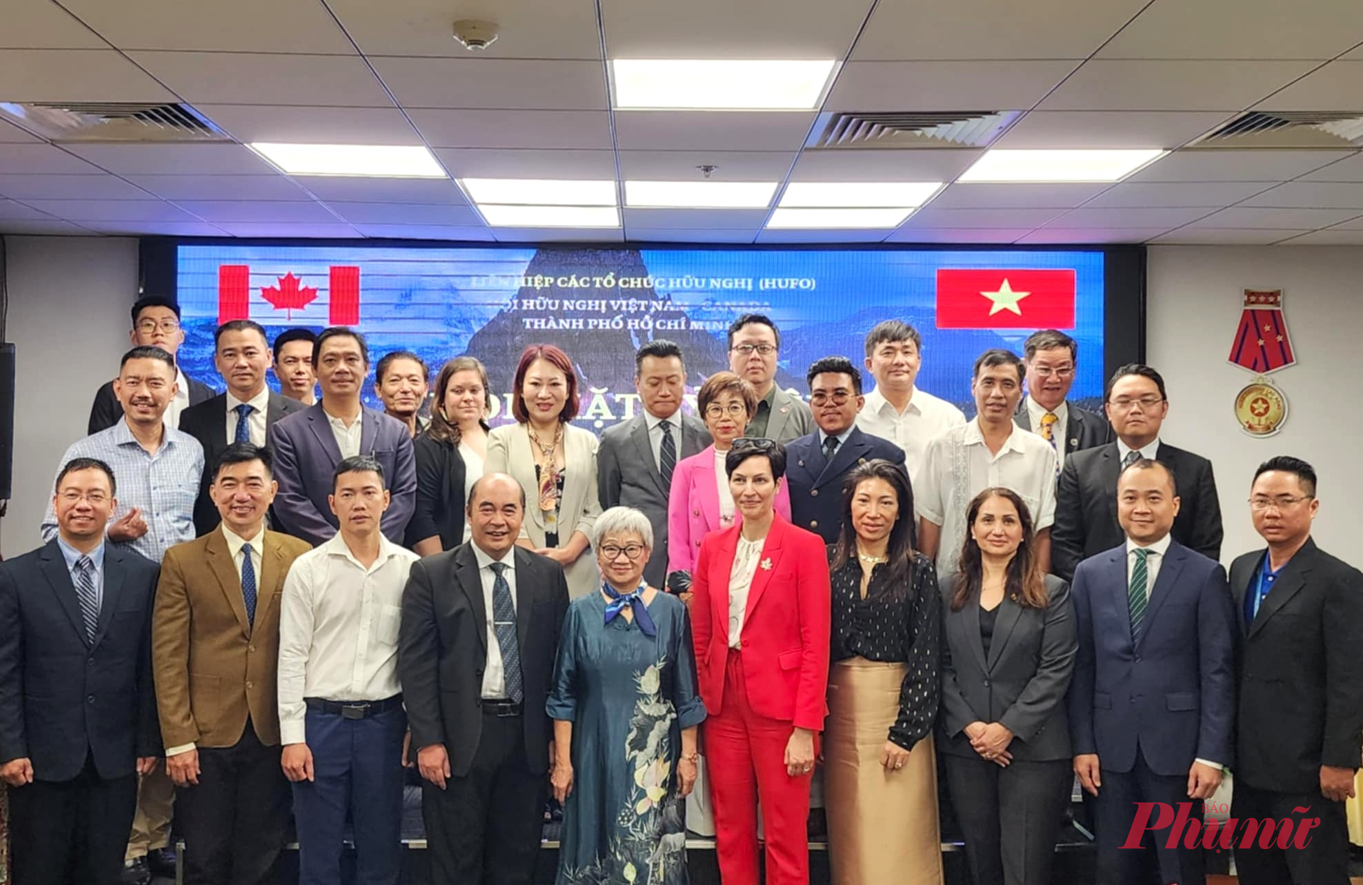 Bà Annie Dube, Tổng Lãnh sự Canada tại TPHCM chụp ảnh lưu niệm cùng các đại biểu tham gia buổi họp mặt