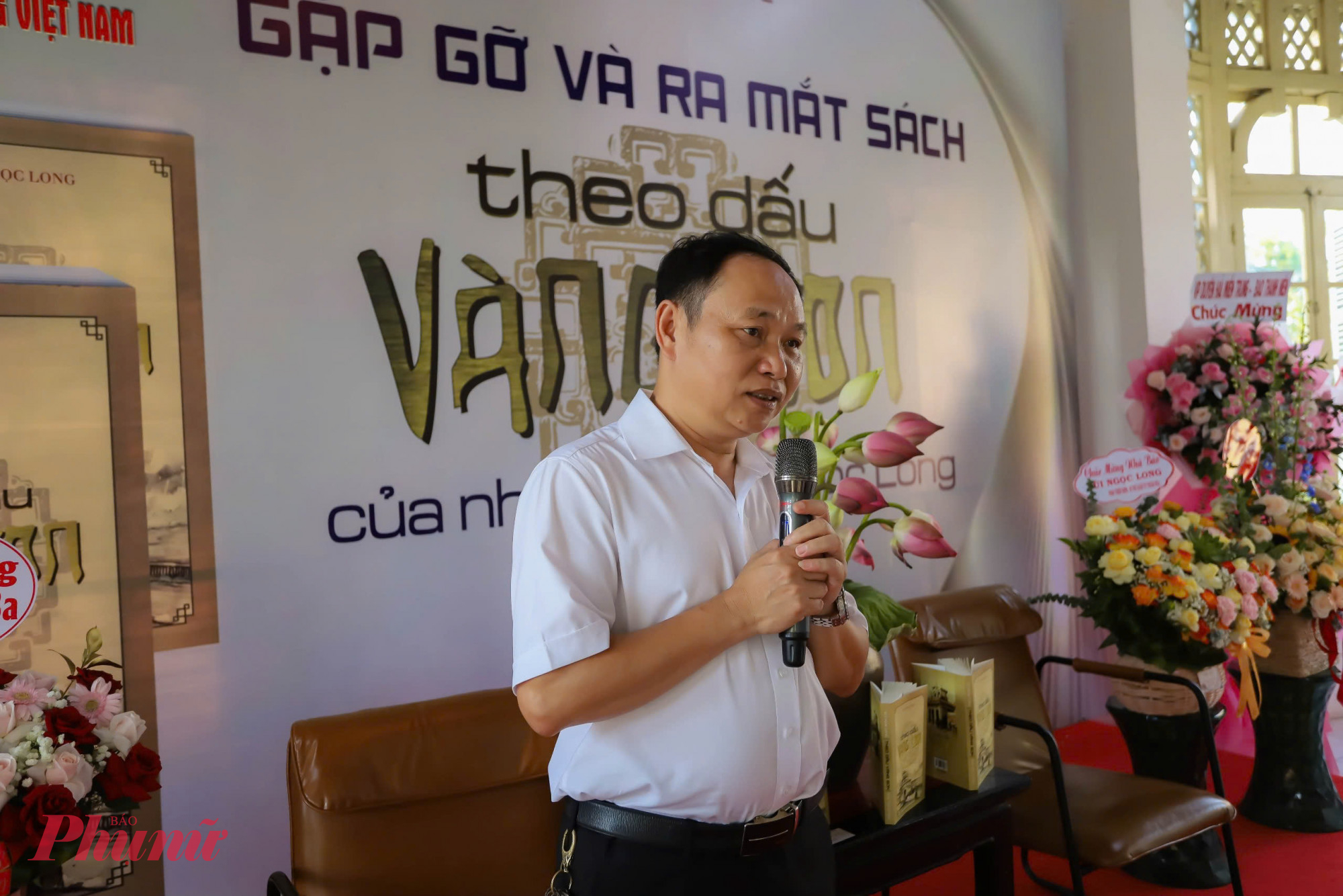 Nhà báo Bùi Ngọc Long - Trưởng Văn phòng liên lạc Báo Thanh Niên tại TP Huế giới thiệu về 'người con tinh thần'