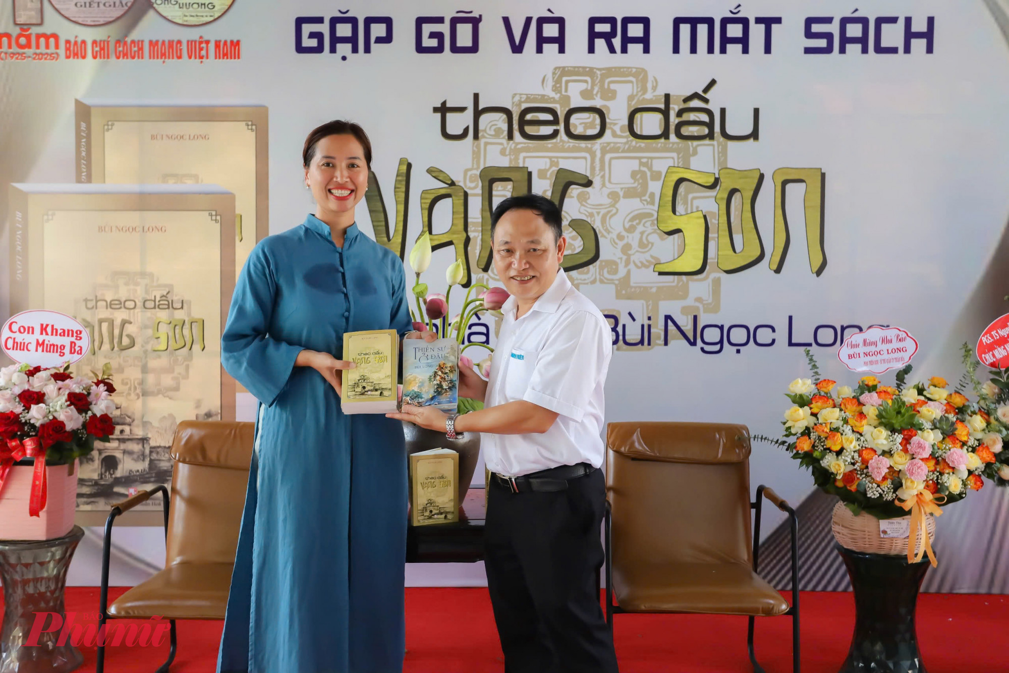 Nhà báo Bùi Ngọc Long tặng sách cho bạn đọc, người thân đến tham dự buổi ra mắt  sách