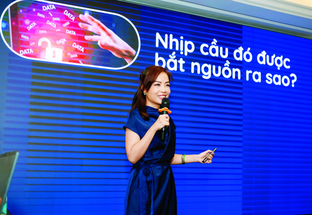 U50 viết tiếp khát khao Chị Trịnh Thị Tường Vân trong một buổi thuyết trình về dự án giáo dục - ẢNH: KHỂNH TRẦN