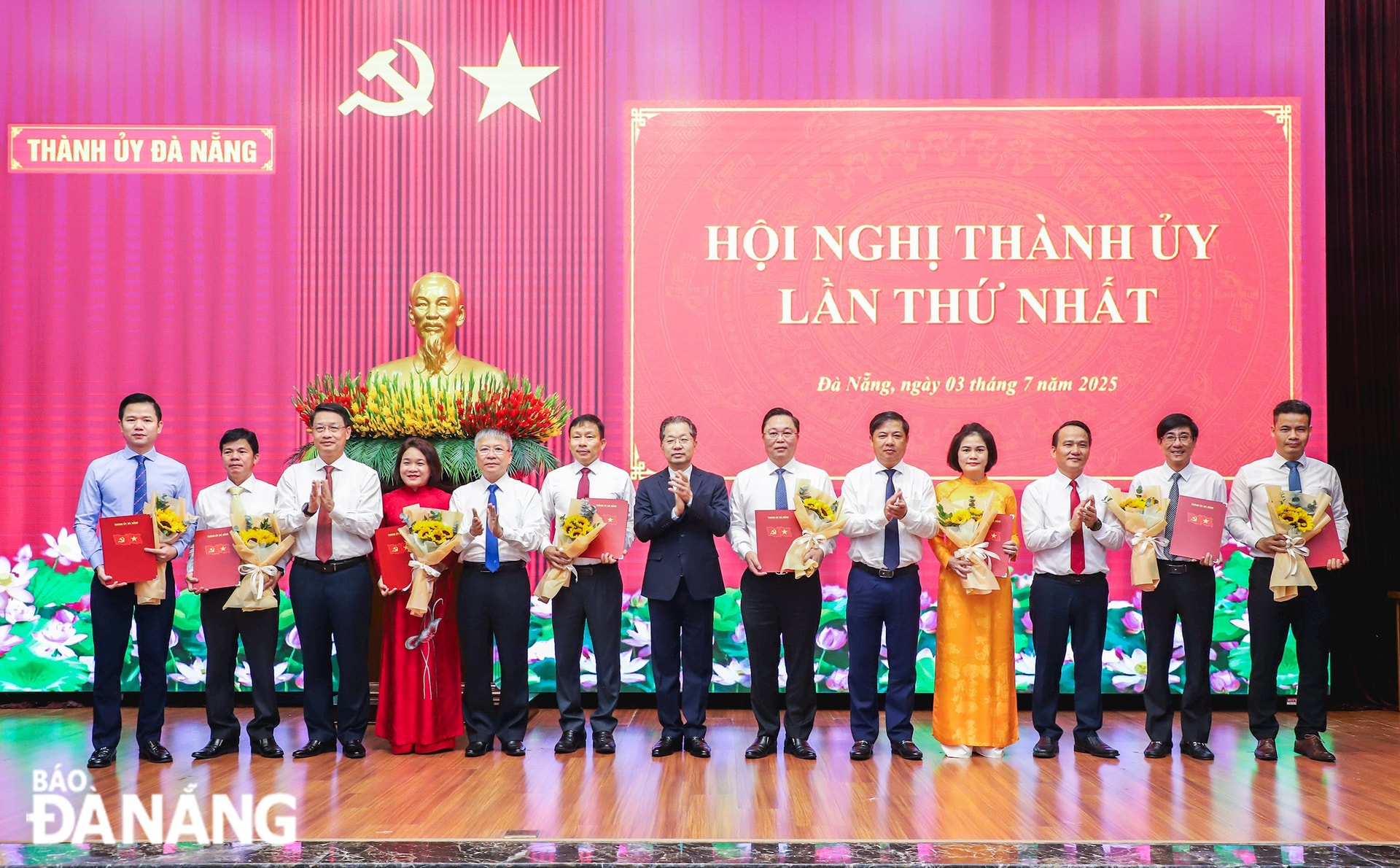 Lãnh đạo Thành uỷ Đà Nẵng tặng hoa các cá nhân được bổ nhiệm_Ảnh: Báo và phát thanh truyền hình  Đà Nẵng.