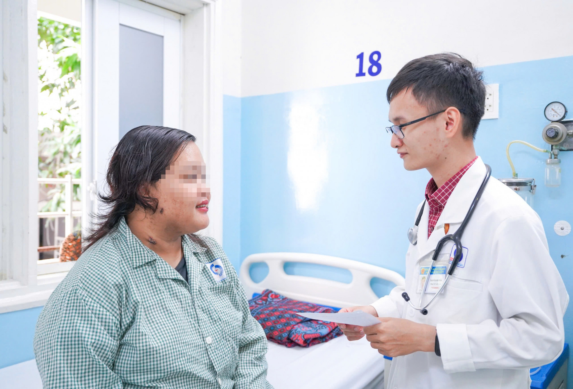 Bác sĩ bệnh viện thăm khám cho chị N. trước khi chị xuất viện, ảnh BVCC