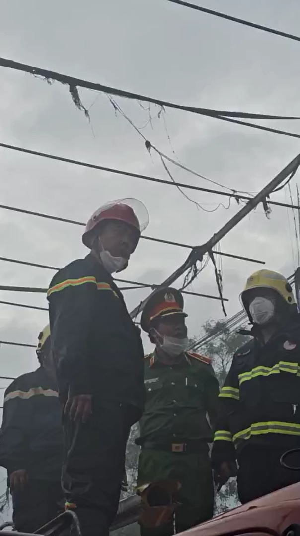Thiếu tướng Nguyễn Thanh Hưởng - Phó giám đốc Công an TPHCM có mặt tại hiện trường vụ cháy. 