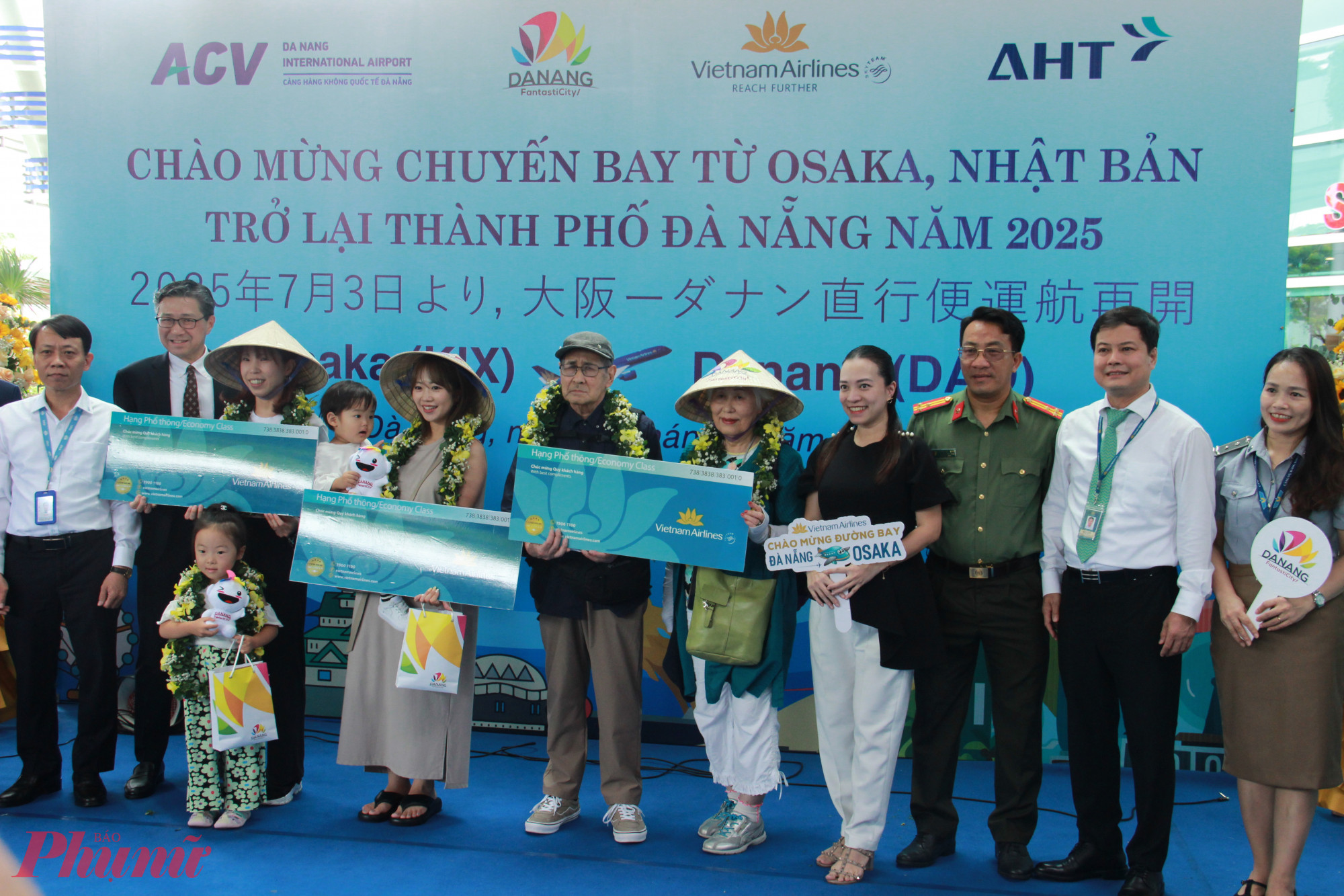 Ngành du lịch Đà Nẵng tổ chức chào đón những hành khách đầu tiên từ Osaka (Nhật Bản) đáp xuống sân bay quốc tế Đà Nẵng