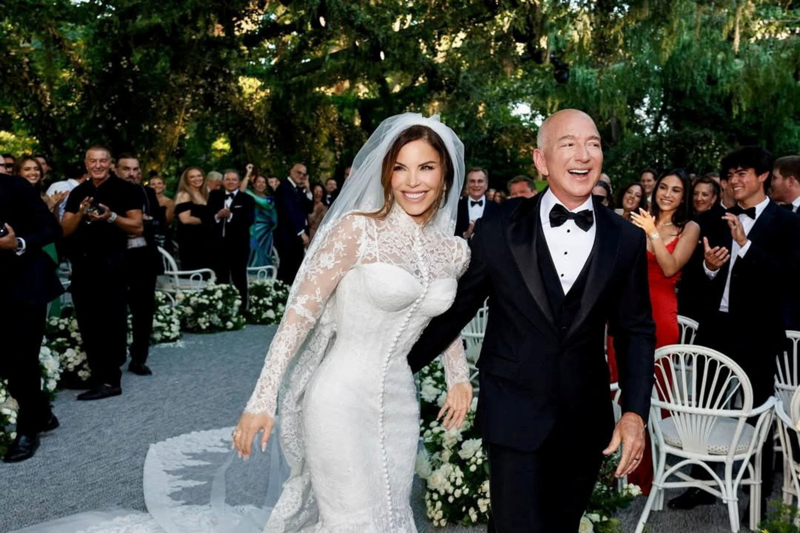 Nụ cười rạng rỡ, hạnh phúc của ông chủ Amazone- Jeff Bezos và vợ Lauren Sanchez tại lễ cưới ở Venice, Italy, mới đây. Ảnh: Getty Images