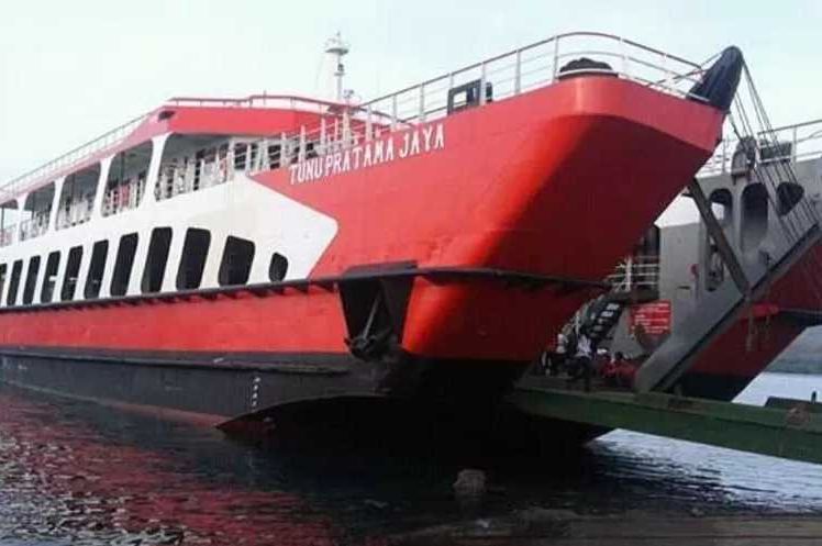 Phà KMP Tunu Pratama Jaya bị chìm sau khi rời cảng Ketapang của Đông Java vào cuối ngày 3/7 - Ảnh: Mediakampung
