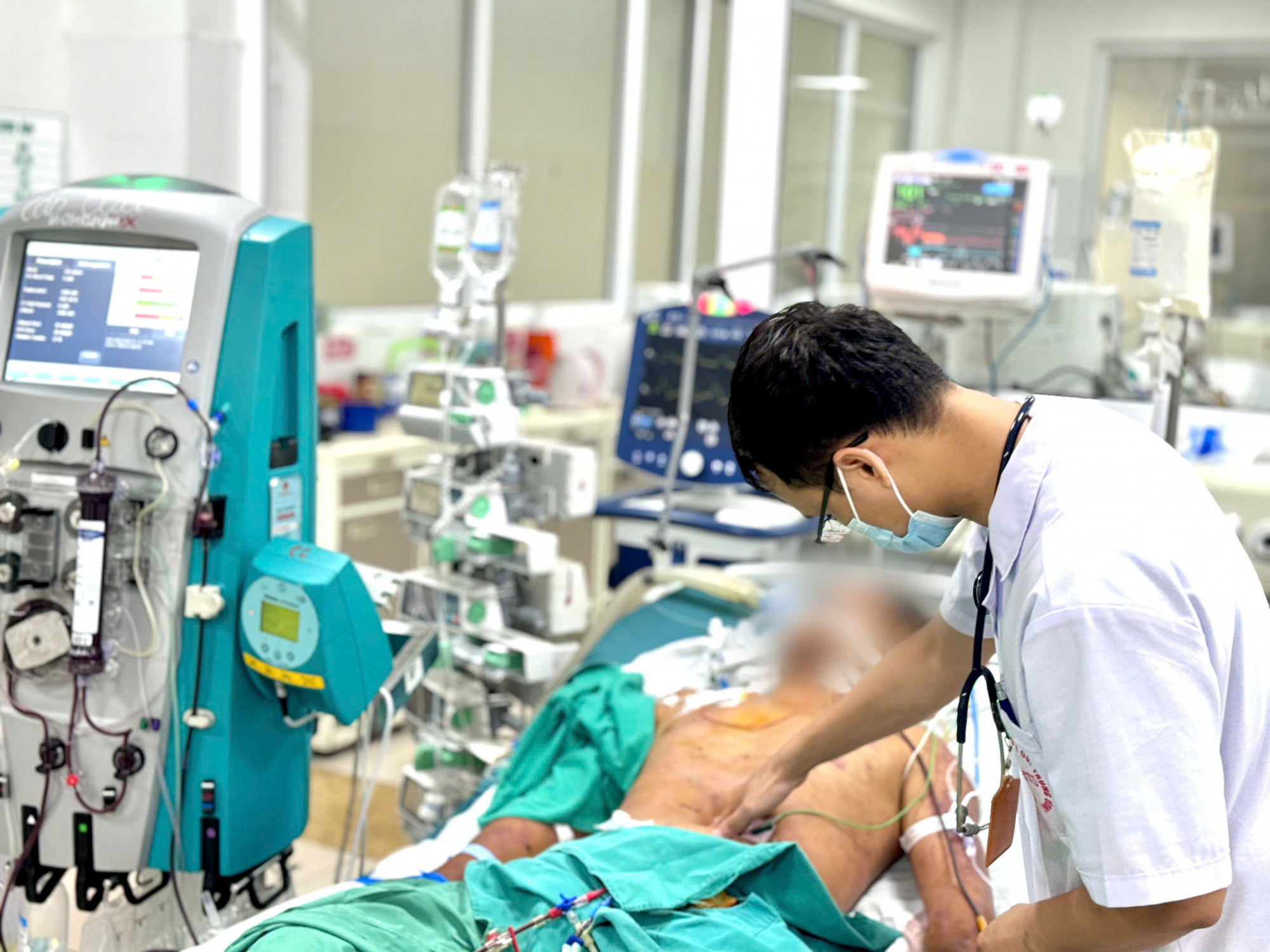 Nam thanh niên nguy kịch nghi nhiễm