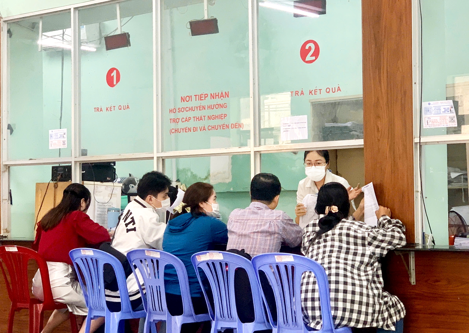 Người trẻ “lạc nhịp” giữa thị trường lao động số Những lao động trẻ đang được cán bộ Phòng Bảo hiểm thất nghiệp, Trung tâm Dịch vụ việc làm TPHCM hướng dẫn làm thủ tục hưởng trợ cấp thất nghiệp