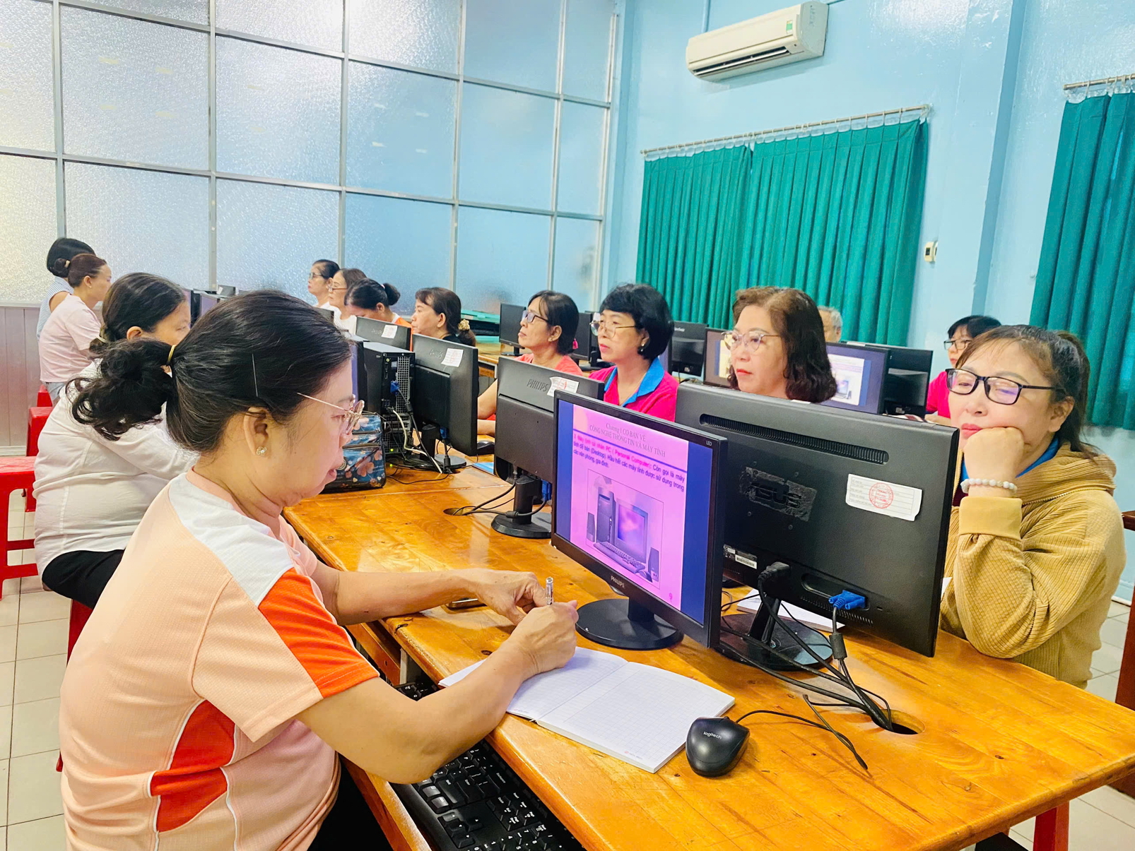 Nỗ lực bảo vệ phụ nữ trên không gian mạng Một lớp phổ cập tin học cho người cao tuổi và cán bộ đoàn thể tại phường Tân Phú, TPHCM