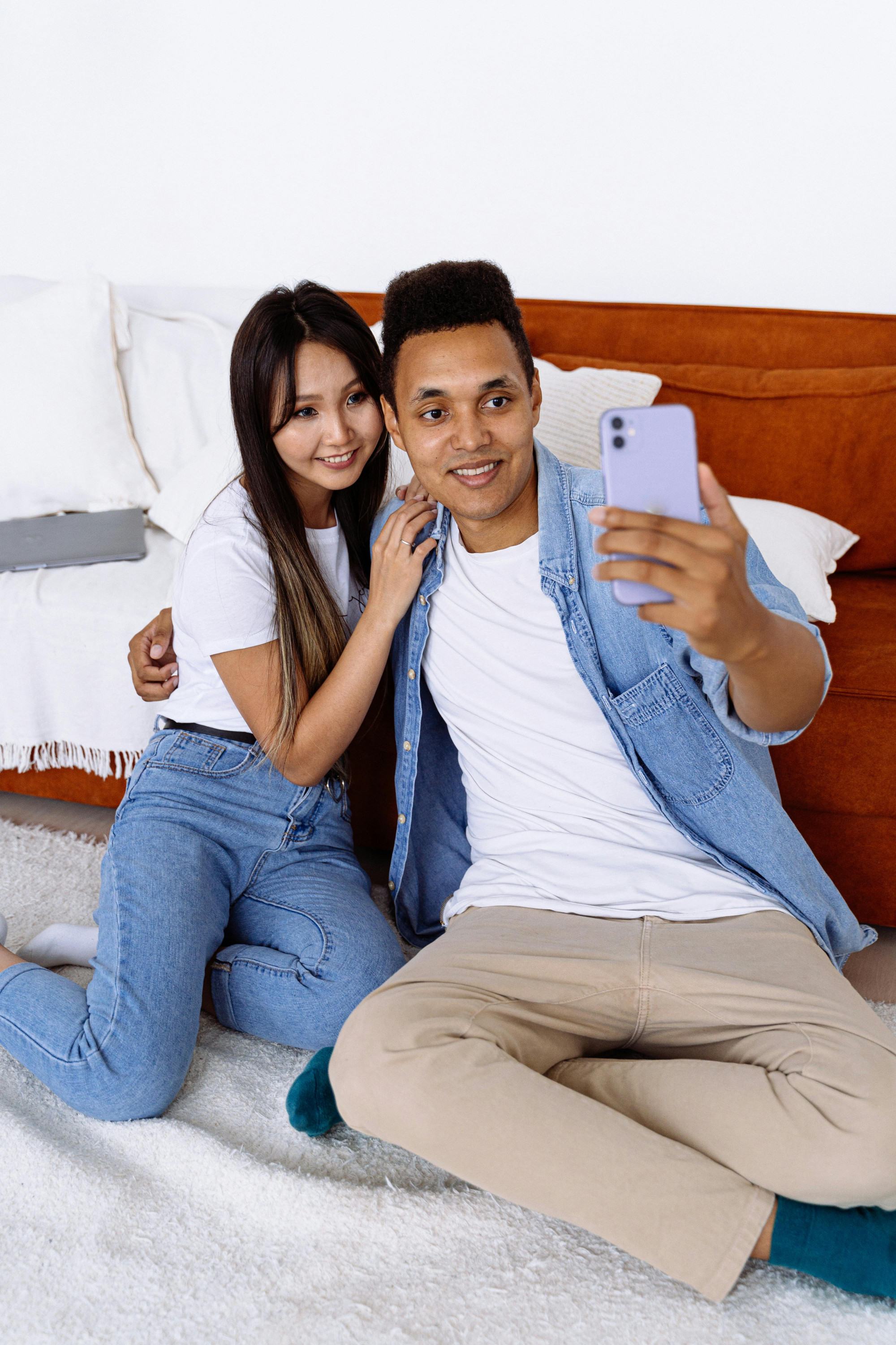 Cùng chồng bắt trend là 1 trải nghiệm thú vị giúp duy trì sự kết nối và làm mới tình yêu - Ảnh minh họa: Pexels