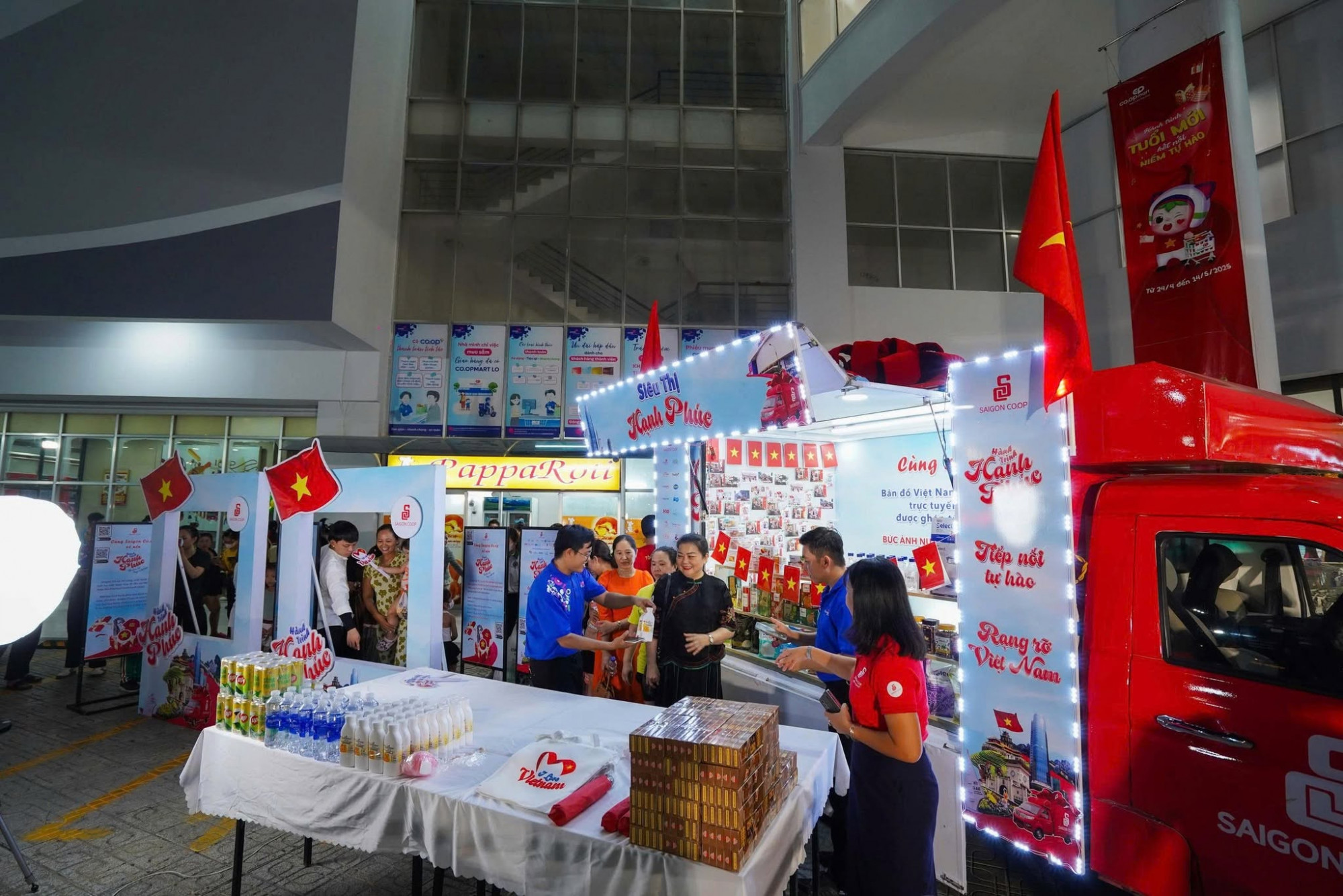 Khách hàng đồng hành cùng Saigon Co.op trong xác lập kỷ lục quốc gia - Ảnh: Saigon Co.op