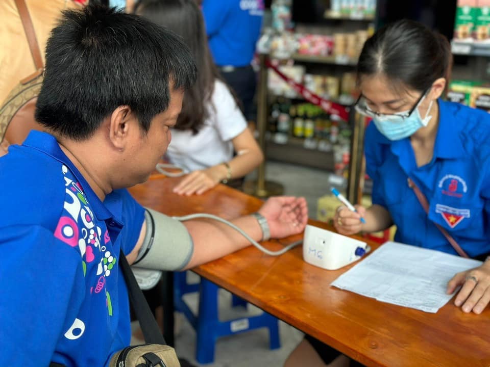 Cán bộ nhân viên Saigon Co.op hiến máu nhân đạo chào mừng ngày Quốc tế Hợp tác xã - Ảnh: Saigon Co.op