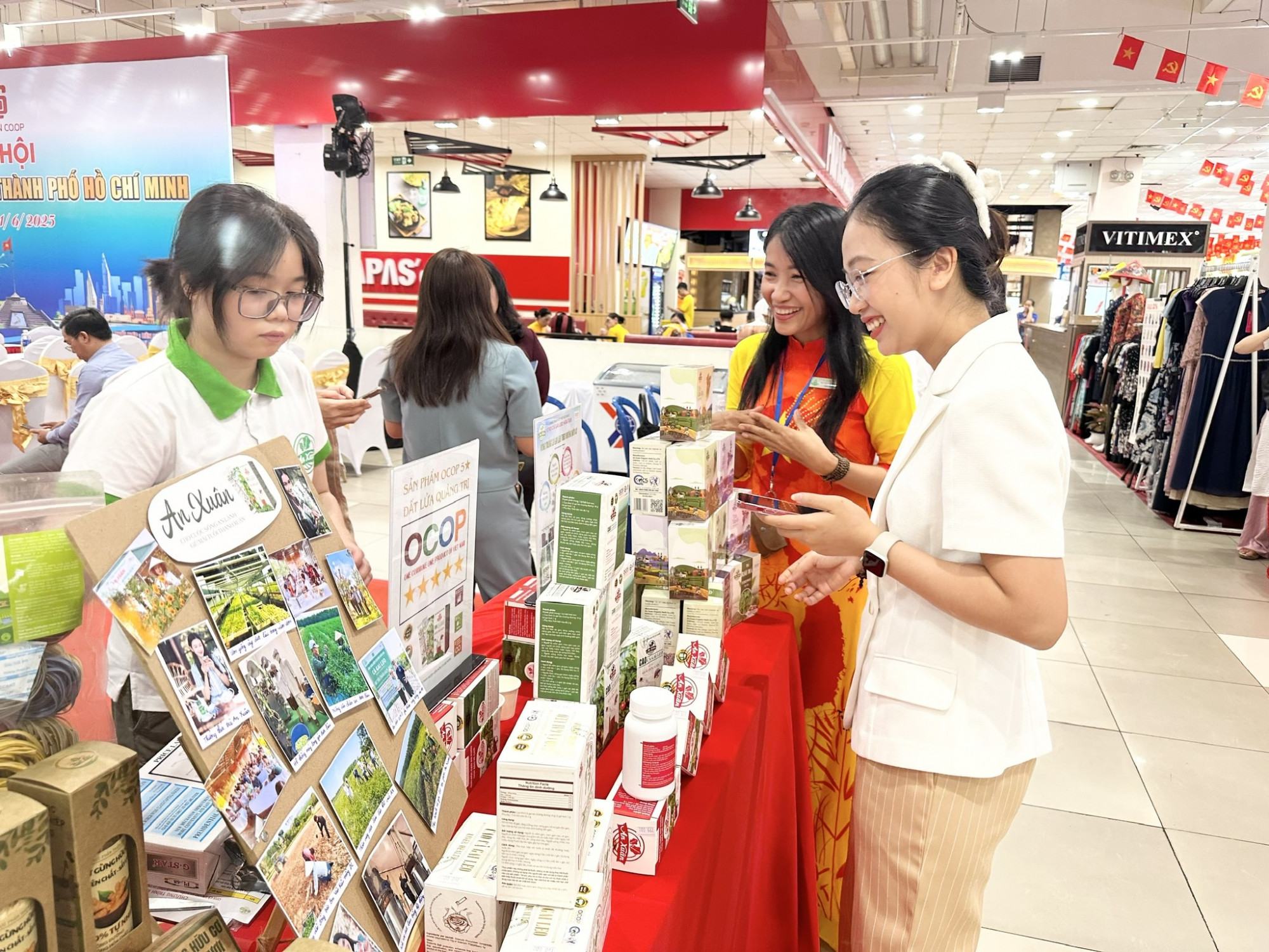 Co.opmart giảm giá các sản phẩm OCOP mừng ngày Quốc tế Hợp tác xã - Ảnh: Saigon Co.op
