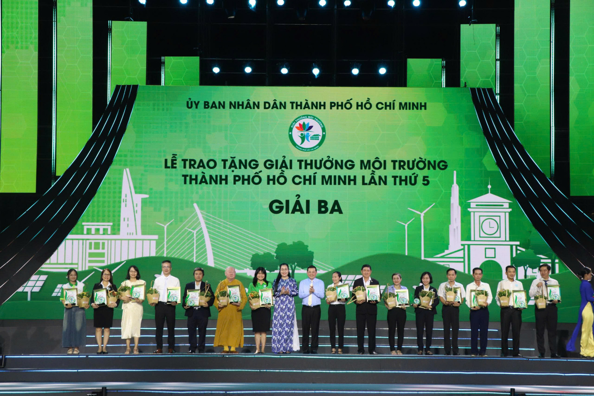 Co.opmart và Co.op Food đón nhận Giải thưởng Môi trường TPHCM - Ảnh: Saigon Co.op