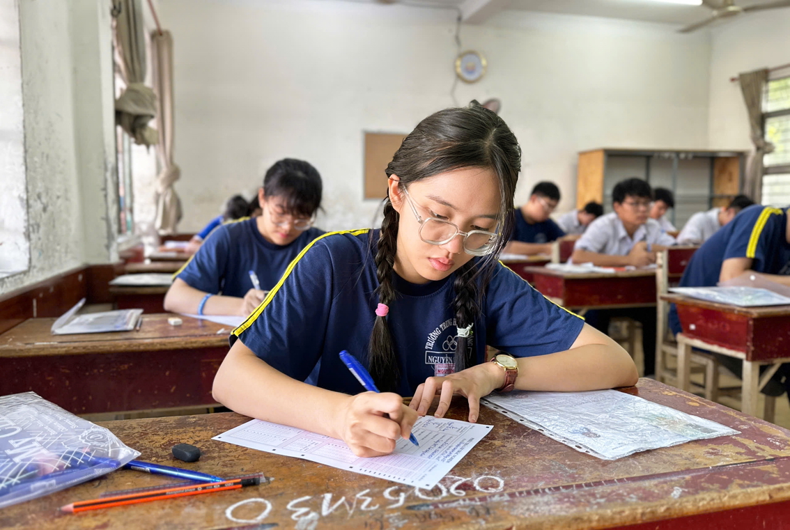 Thí sinh thi tốt nghiệp THPT 2025 tại điểm thi Trường THPT Thạnh Lộc (TPHCM) - ẢNH: NGUYỄN LOAN