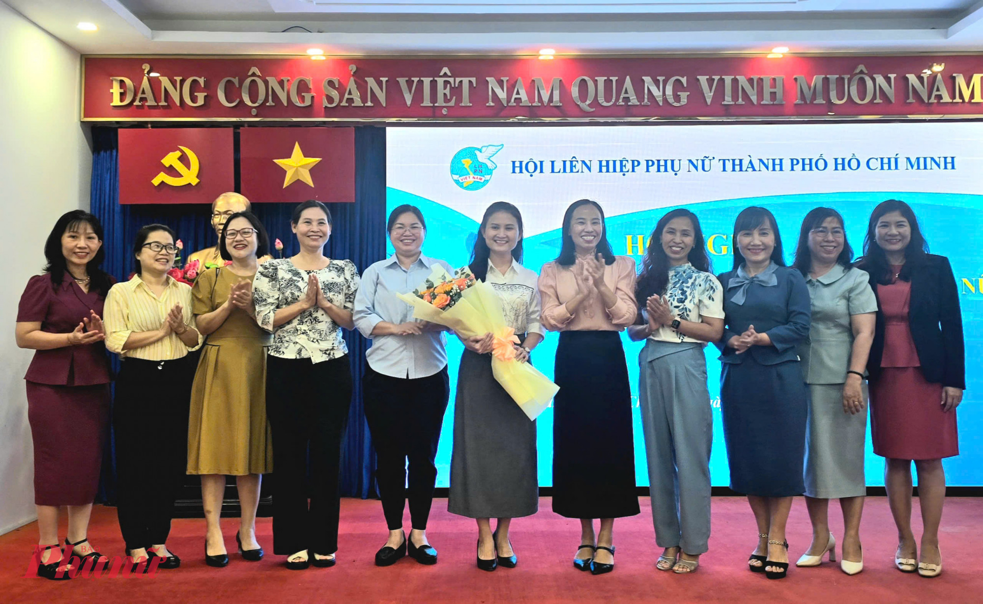 Chủ tịch và các Phó Chủ tịch Hội LHPN TPHCM tặng hoa chúc mừng các bộ phận bộ phận phụ trách các nhiệm vụ của Hội LHPN TPHCM