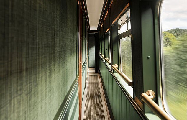 8 toa tàu của Britannic Explorer đều toát lên sự tinh tế, độc đáo, vừa cổ điển vừa hiện đại. Tàu có 18 phòng, gồm 3 grand suites và 15 suites. Tất cả đều được rất ấn tượng và sang trọng.