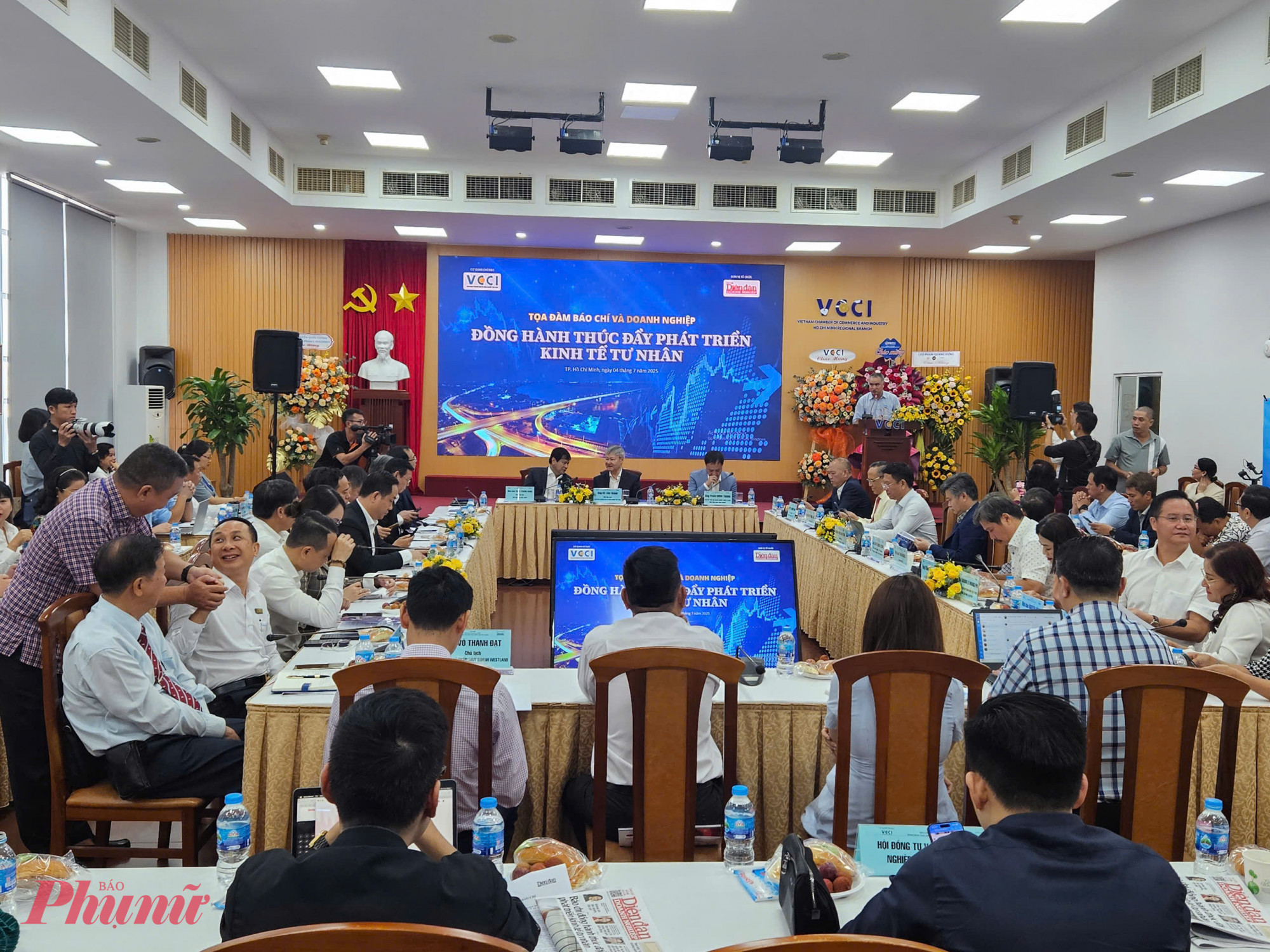 Các chuyên gia, lãnh đạo doanh nghiệp và lãnh đạo cơ quan báo chí tham dự tọa đàm