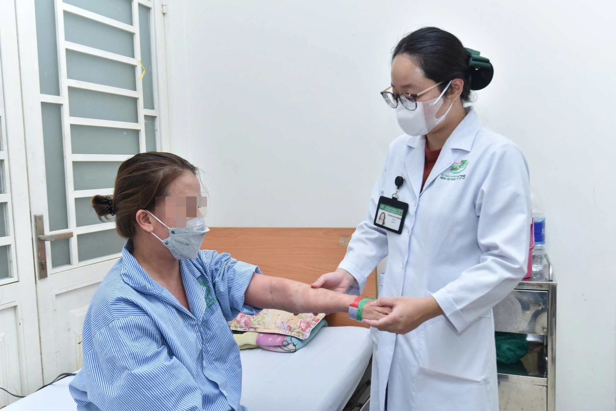 Bác sĩ Bảo Khánh thăm khám cho chị T., ảnh BVCC