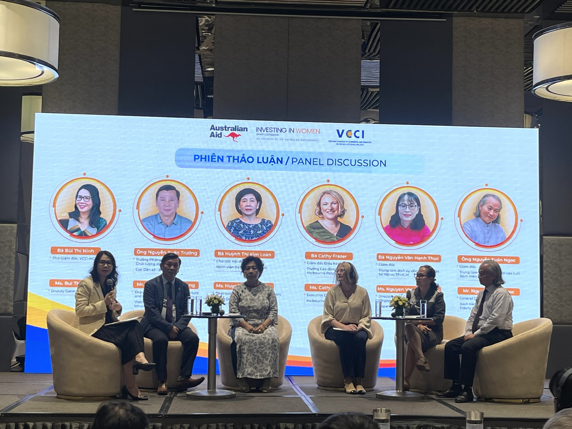 Các đại biểu chia sẻ giải pháp để nâng cao chất lượng chăm sóc người cao tuổi và chuyên nghiệp hóa nghề chăm sóc - Ảnh: Diệu Hiền