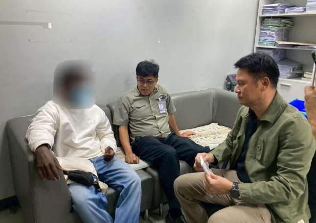 Một viên chức cho thấy ba con trăn bóng bị tịch thu từ nghi phạm người Sri Lanka, chỉ được xác định là Sheehan, (đang ngồi). Những con bò sát này được tìm thấy giấu trong đồ lót của ông Sheehan. (Ảnh: Sutthiwit Chayutworakan)  Please credit and share this article with others using this link: https://www.bangkokpost.com/thailand/general/3063046/sri-lankan-man-arrested-at-airport-for-smuggling-pythons-in-underwear. View our policies at http://goo.gl/9HgTd and http://goo.gl/ou6Ip. © Bangkok Post PCL. All rights reserved.