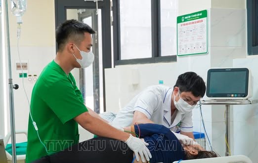 Cứu người phụ nữ ngộ độc sau khi ăn cháo ấu tẩu tự nấu - ảnh: Trung tâm Y tế huyện Cẩm Khê