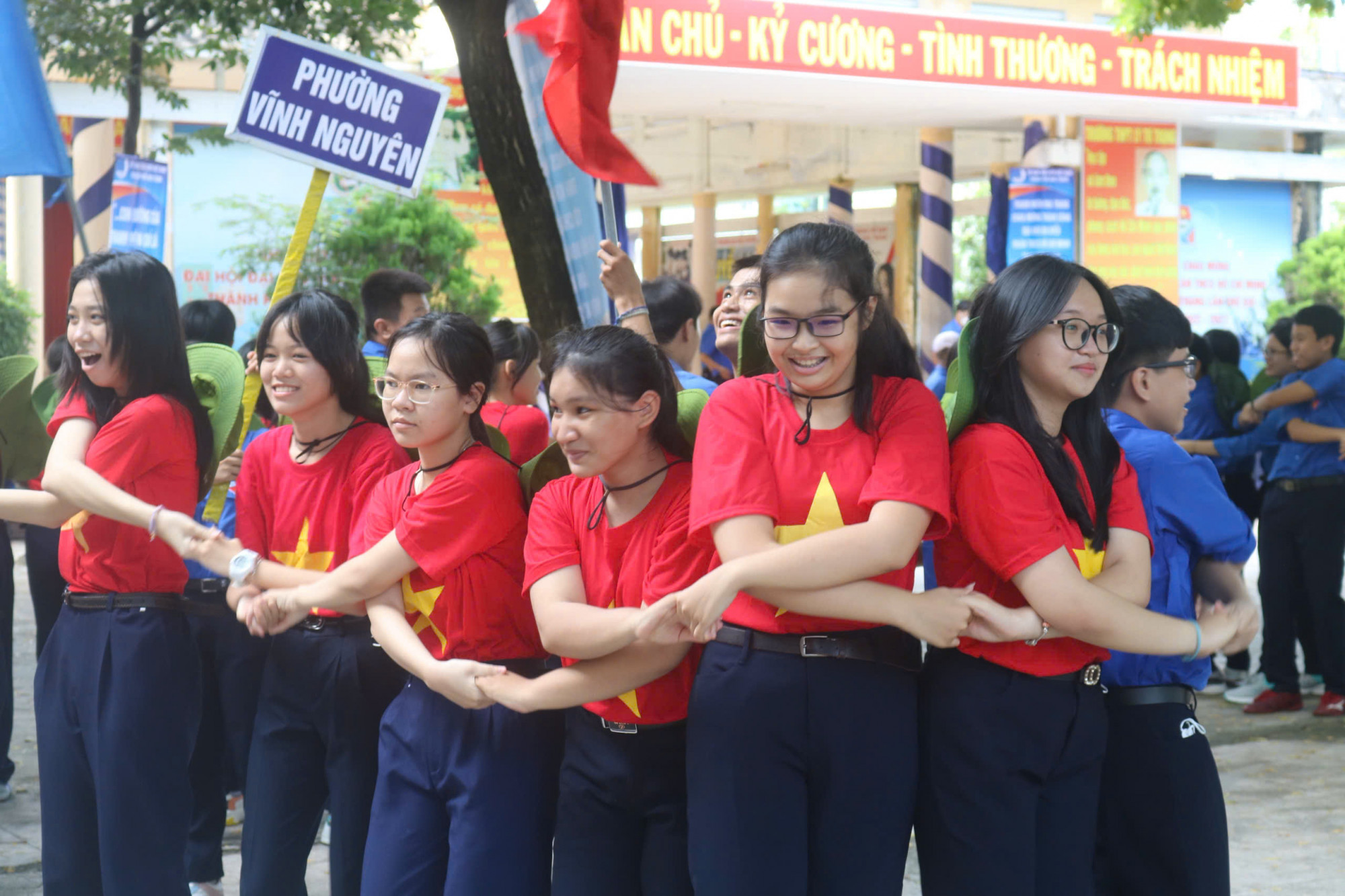 Học sinh tập luyện tiết mục văn nghệ để biểu diễn trong một buổi sinh hoạt hè
