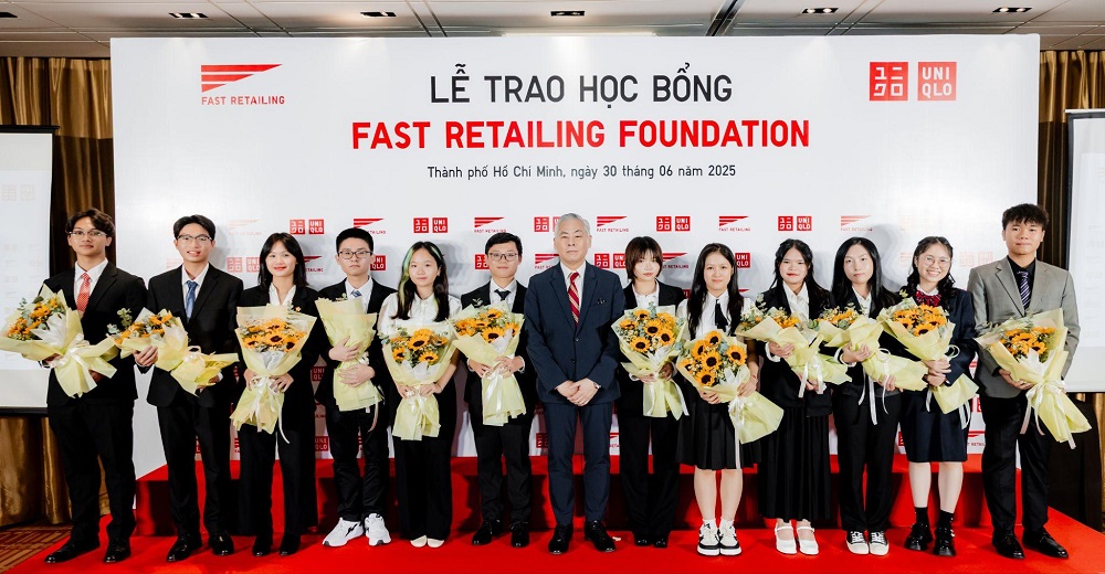12 em học sinh ưu tú nhận học bổng đến từ 10 trường THPT trên khắp cả nước - Ảnh: UNIQLO