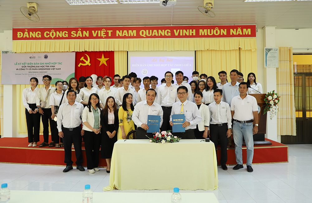 Tiến sĩ Phan Quốc Nghĩa - Phó hiệu trưởng Trường ĐH Trà Vinh - ký kết biên bản ghi nhớ hợp tác với Công ty cổ phần Greenfeed Việt Nam - Ảnh: ĐH Trà Vinh