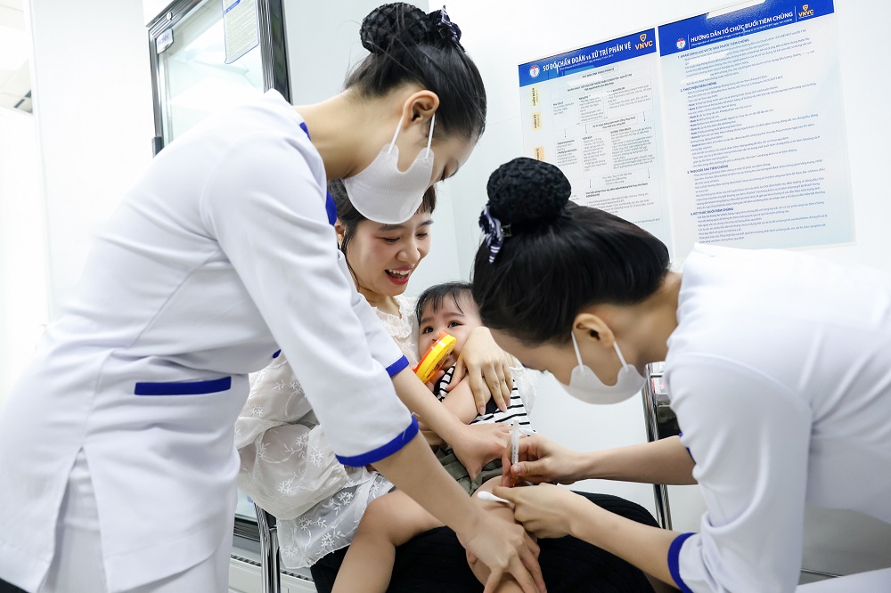 Phụ huynh đưa con đi tiêm vắc xin não mô cầu thế hệ mới tại Trung tâm tiêm chủng VNVC khi vừa ra mắt - Ảnh: Mộc Thảo