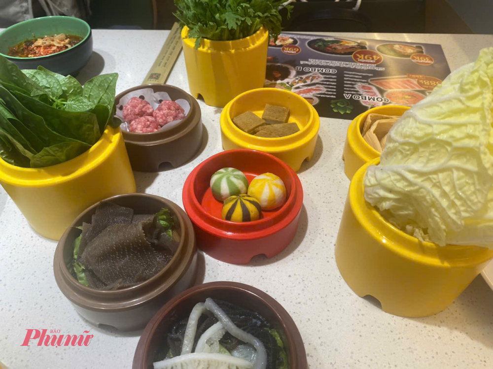 Topping lẩu của quán có 80 món khác nhau, từ trứng gàm lá sách bò, đậu hũ ky, thịt viên, tôm, cá... đến các loại rau như mồng tơi, tần ô, rau muốn, đậu bắp...