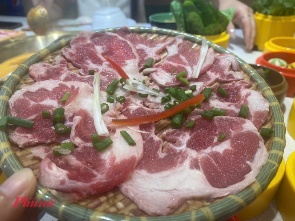 Ngoài ra, nhà hàng còn có những topping thuộc menu riêng, với các món như ba chỉ bò, gầu bò... giá khá mềm, từ 80.000đ đến 200.000đ. 