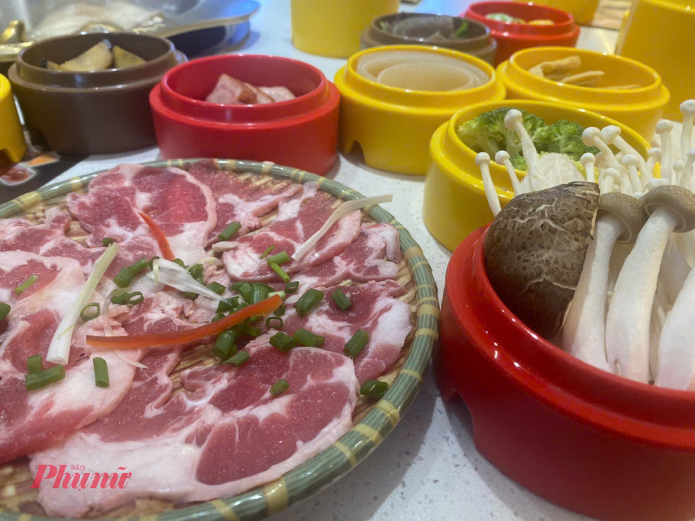 Trung bình một người ăn no tại đây sẽ tốn mức phí là 150.000đ. Càng đi nhiều người, cơ hội để nếm nhiều loại topping cũng cao hơn. 