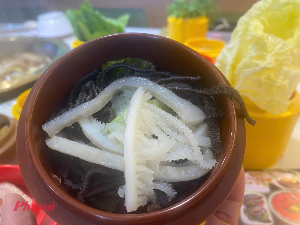 Lá sách bò giòn, thơm là topping được nhiều người yêu thích ở đây