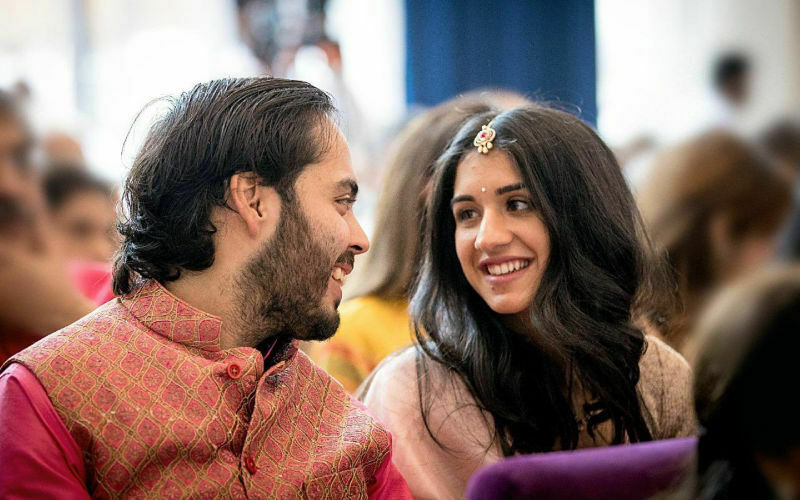 Khi lễ cưới hoá sàn diễn thời trang Đám cưới của Anant Ambani - con trai út của tỉ phú Mukesh Ambani - và Radhika Merchant tại Mumbai từ 12-14/7/2024 là một trong những lễ cưới xa xỉ nhất châu Á, tiêu tốn khoảng 600 triệu USD đến 1 tỉ USD. Sự kiện kéo dài 6 ngày, bao gồm lễ tại nhà riêng trung tâm thủ đô Ấn Độ cùng các buổi tiệc tiền đám cưới hoành tráng và du thuyền qua Địa Trung Hải với sự góp mặt của Bill Gates, Mark Zuckerberg, Rihanna, Katy Perry...