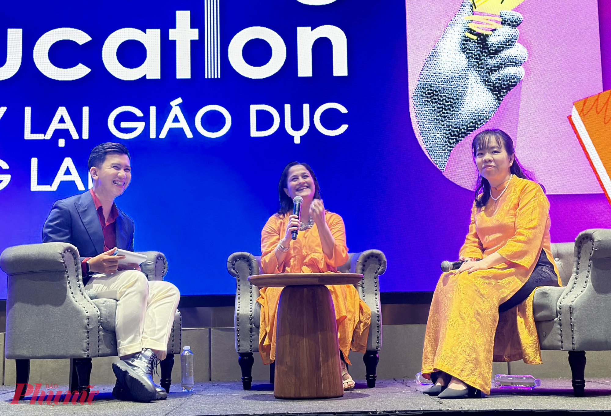 Bà Kiran Bir Sethi (ngồi giữa) chia sẻ về những triết lý giáo dục với giáo viên Việt Nam - Ảnh: Nguyễn Loan