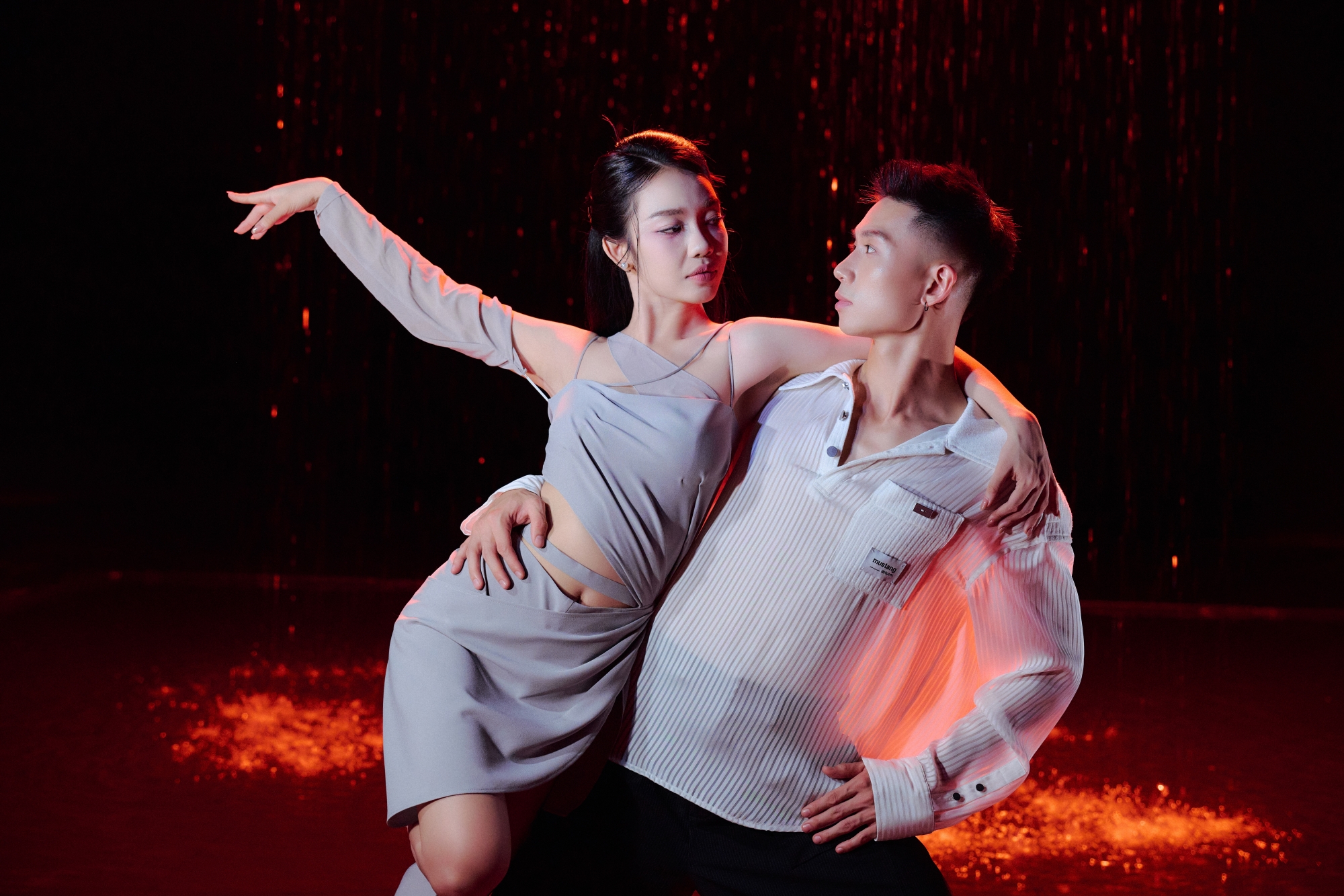 Hoàng Duyên thể hiện khả năng vũ đạo trong MV cùng vũ công Sơn Lâm