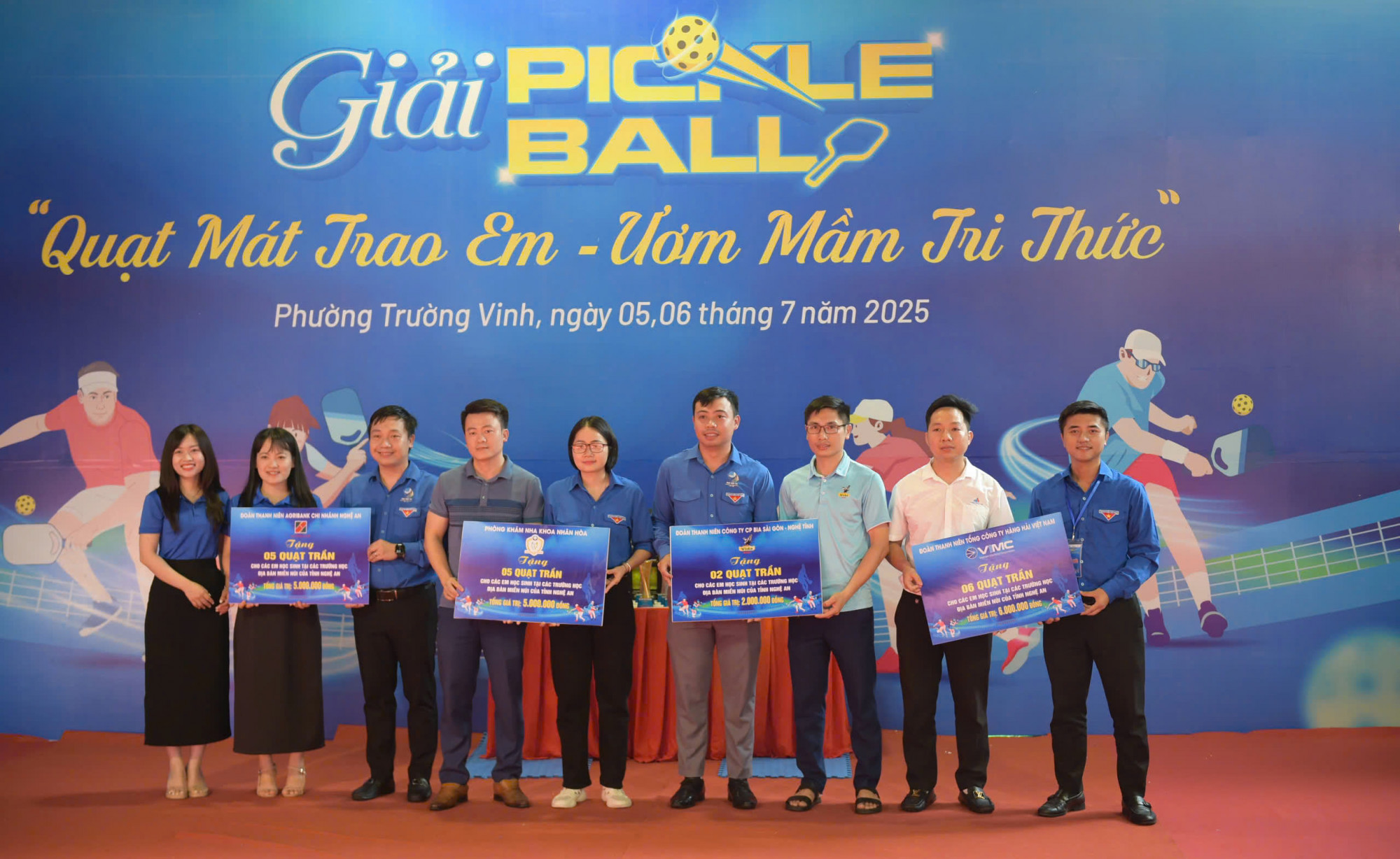 Các đơn vị tài tặng kinh phí lắp quạt cho các trường học vùng cao - Ảnh: Khánh Trung