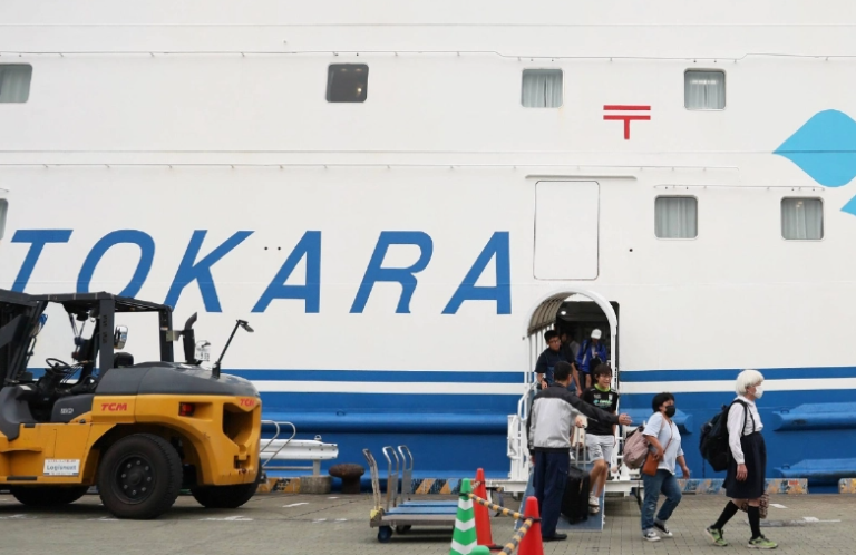 Người dân ở đảo Akuseki được di tản đến Kagoshima sau một trận động đất mạnh 5,5 độ Richter xảy ra ngoài khơi