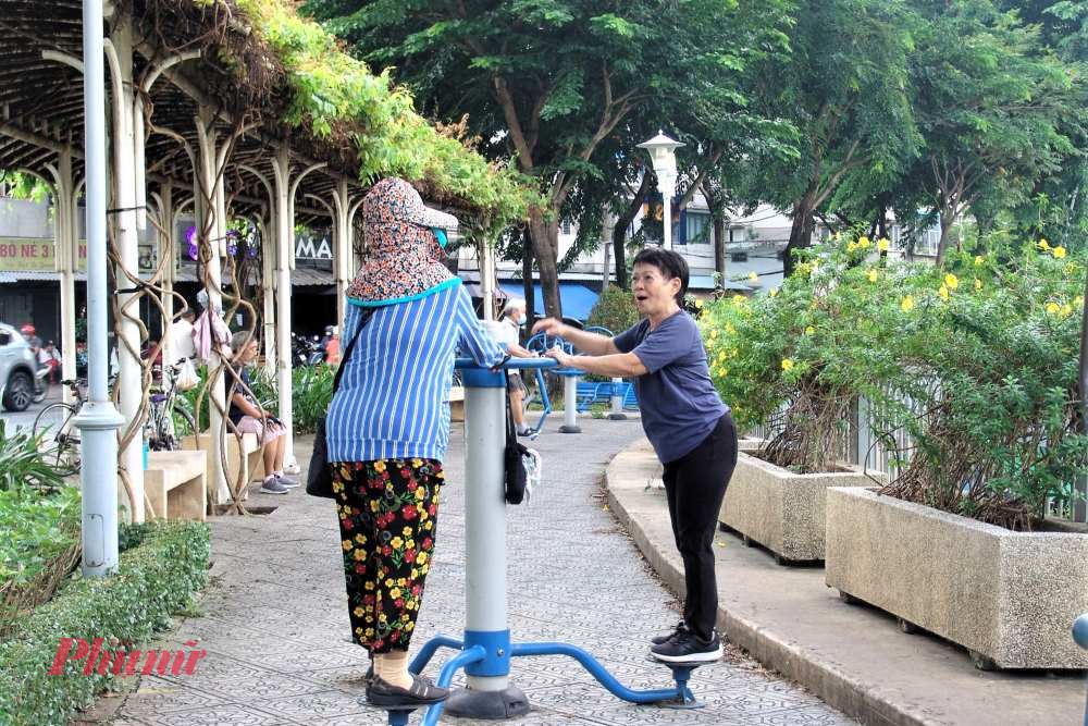 Người dân tản bộ thư giãn dọc kênh Nhiêu Lộc – Thị Nghè, đoạn qua phường Nhiêu Lộc mới - Ảnh: Thanh Tâm