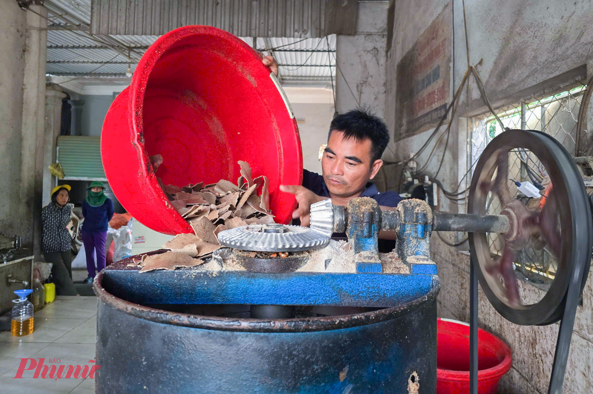 Tiếp đến lạc được cho vào máy ép để lấy dầu. Mỗi mẻ lạc thường được ép 2-3 lần nhằm “vắt” kiệt dầu bên trong hạt. Nhu cầu ép dầu tăng cao, nhiều chủ cơ sở đã đầu tư cả trăm triệu đồng cho các loại máy xay vỏ, sấy, ép và lọc dầu để tăng công suất thay vì sử dụng phương pháp ép dầu thủ công như trước. “Trước đây chúng tôi dùng cách ép thủ công nên mất nhiều thời gian hơn, các công đoạn đều phải có sự can thiệp của con người” - anh Quân nói.